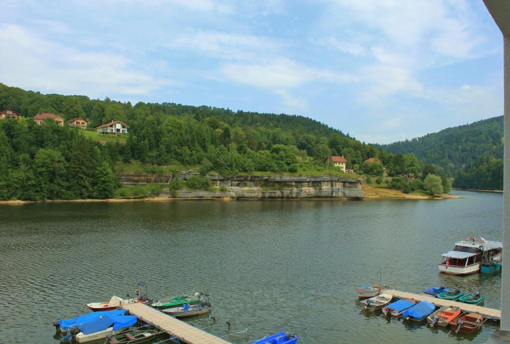 Hotel Les Rives Du Doubs Les Brenets Quarto foto